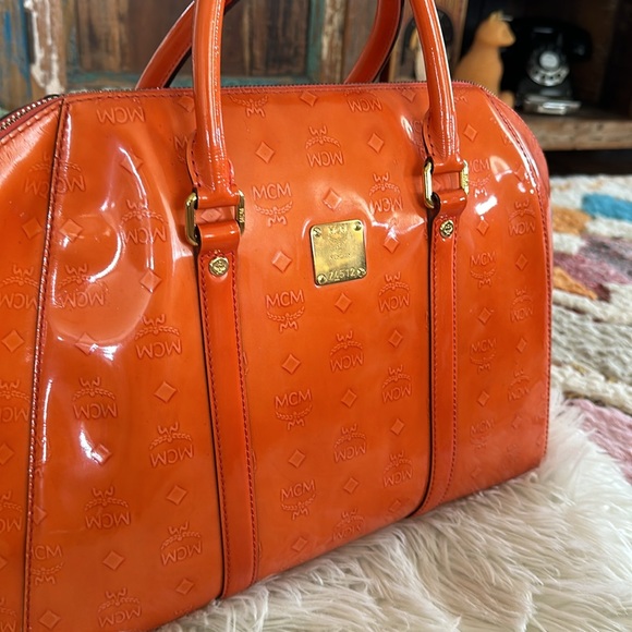 Gorgeous MCM handbag with Crossbody strap - Picture 2 of 8